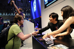 画像ギャラリー No.005のサムネイル画像 / ［gamescom］「KILLER IS DEAD」発売を記念して須田剛一氏がgamescomに登場。サイン会のイメージを覆す大盛り上がりっぷり