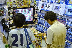 画像ギャラリー No.009のサムネイル画像 / 「アイルーでパズルー」対決が行われたゲームズマーヤでの店頭体験会をレポート。「ハギとこ」に出演できるかもしれない店頭体験会は8月7日に仙台で実施 
