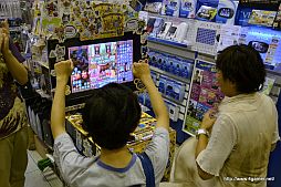 画像ギャラリー No.010のサムネイル画像 / 「アイルーでパズルー」対決が行われたゲームズマーヤでの店頭体験会をレポート。「ハギとこ」に出演できるかもしれない店頭体験会は8月7日に仙台で実施 