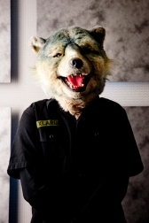 画像ギャラリー No.006のサムネイル画像 / アイルーとロックバンド「MAN WITH A MISSION」のSpear RibさんとのコラボTシャツが10月下旬に発売