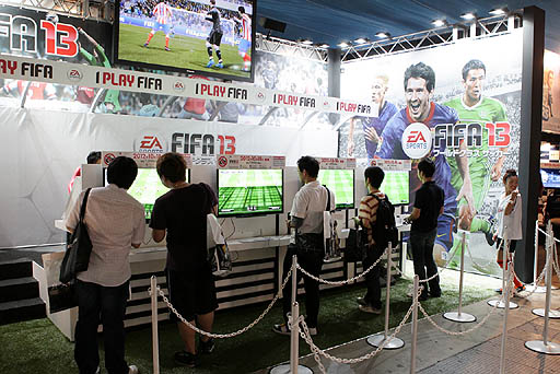 画像ギャラリー No.005のサムネイル画像 / ［TGS 2012］今度の「FIFA 13」では，予想もしないことが起きる。人気シリーズの最新作は，予測不可能なサッカーの面白さを追求
