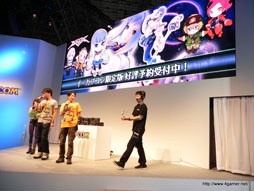 画像ギャラリー No.029のサムネイル画像 / ［TGS 2012］水着姿？での戦闘シーン入りのPVも上映された「エクストルーパーズ」ステージをレポート。TGS会場で試遊すると“餃子の王将”の割引券がもらえるサービスも