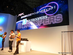 画像ギャラリー No.032のサムネイル画像 / ［TGS 2012］水着姿？での戦闘シーン入りのPVも上映された「エクストルーパーズ」ステージをレポート。TGS会場で試遊すると“餃子の王将”の割引券がもらえるサービスも