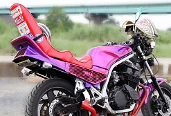 画像ギャラリー No.007のサムネイル画像 / 「単車の虎」チームで揃えると特殊能力が発動する装備「ステッカー」が実装