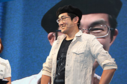 画像ギャラリー No.003のサムネイル画像 / ［TGS 2012］漫画家・島本和彦さんがライブアートで熱い関羽を描いた！　ステージイベント「島本和彦 × 大戦乱!!三国志バトル 炎のライブアート」をレポート