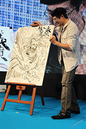 画像ギャラリー No.010のサムネイル画像 / ［TGS 2012］漫画家・島本和彦さんがライブアートで熱い関羽を描いた！　ステージイベント「島本和彦 × 大戦乱!!三国志バトル 炎のライブアート」をレポート