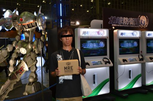 画像ギャラリー No.011のサムネイル画像 / ［TGS 2012］東京ゲームショウ2012で極秘裏に行われていた取引とは？　「地球防衛軍3 PORTABLE」のプロモーションで，またSCEがヘンなことをやっていたよというレポート