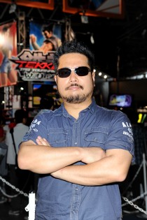 画像ギャラリー No.001のサムネイル画像 / ［TGS 2012］会場で見つけた原田Pに突撃インタビュー。「鉄拳タッグトーナメント2 Wii U EDITION」についてアレコレ聞いてみた