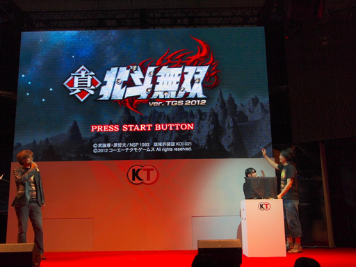 画像ギャラリー No.005のサムネイル画像 / ［TGS 2012］「真・北斗無双」のイベントステージレポート。小西克幸さんと伊藤かなえさんがプレイを披露