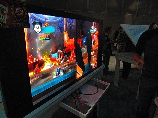 画像ギャラリー No.007のサムネイル画像 / ［E3 2012］「Epic Mickey 2」では，仲直りしたミッキーとオズワルドによるCo-opプレイを実現。ウォーレン・スペクター氏秘蔵のグッズも展示
