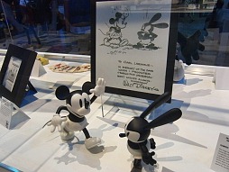画像ギャラリー No.011のサムネイル画像 / ［E3 2012］「Epic Mickey 2」では，仲直りしたミッキーとオズワルドによるCo-opプレイを実現。ウォーレン・スペクター氏秘蔵のグッズも展示