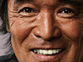 なんだろうこの胸のトキメキ……。「あっ！ 松崎しげる！」としか言いようのない謎の特大ポスターを，SCEがJR山手線沿線の駅構内に掲示