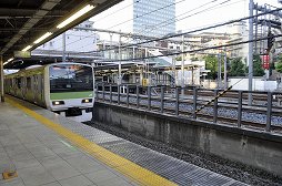画像ギャラリー No.002のサムネイル画像 / 「ジョジョの奇妙な冒険 オールスターバトル」が山手線をジャックゥゥッ！　ジョジョで埋め尽くされた「ジョジョASB トレイン」をレポート
