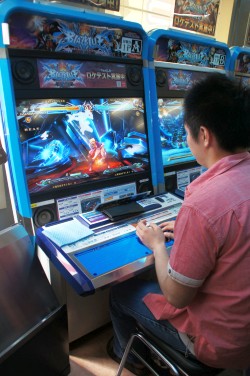 画像ギャラリー No.010のサムネイル画像 / セリカとラムダが参戦した「BLAZBLUE CHRONOPHANTASMA Ver.2.0」ロケテストレポート。森Pへのミニインタビューも掲載