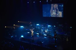 画像ギャラリー No.005のサムネイル画像 / Zepp Tokyoを蒼く染め上げた「BLAZBLUE　MUSIC LIVE 2015」をレポート。森利道氏と石渡太輔氏へのインタビューも合わせて掲載