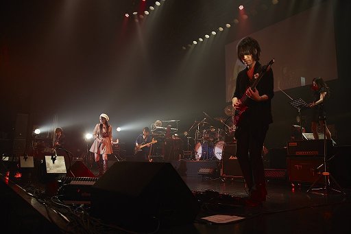 画像ギャラリー No.014のサムネイル画像 / Zepp Tokyoを蒼く染め上げた「BLAZBLUE　MUSIC LIVE 2015」をレポート。森利道氏と石渡太輔氏へのインタビューも合わせて掲載