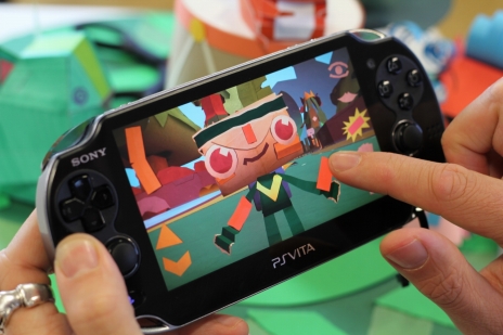 画像ギャラリー No.014のサムネイル画像 / 「Tearaway 〜はがれた世界の大冒険〜」のゲーム概要が公開。プレイヤーは「かみさま」で，その“大きなチカラ”によって「小さな旅びと」を導いていく