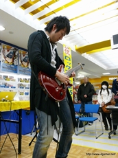 画像ギャラリー No.005のサムネイル画像 / 音楽CD「We are ROCK-MEN！2」発売記念。カプコンのコンポーザーユニット「ROCK-MEN」によるCD発売記念インストアライブをレポート