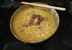画像ギャラリー No.009のサムネイル画像 / ［TGS 2012］なんでチョコとあんずボー入れたの!?　D3Pの物販ブースで売っていた「ドリームクラブ」亜麻音さんのラーメンがヤバイ件につきまして