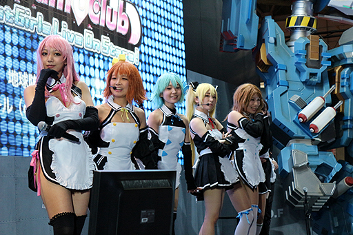 画像ギャラリー No.002のサムネイル画像 / ［TGS 2014］魅杏のピュアなプレイで怪獣を撃退。「地球防衛軍×劇団ドリームクラブ ホストガール（or代表）スペシャルLIVEオンステージ」をレポート