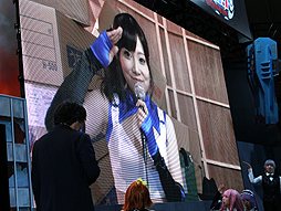 画像ギャラリー No.004のサムネイル画像 / ［TGS 2014］魅杏のピュアなプレイで怪獣を撃退。「地球防衛軍×劇団ドリームクラブ ホストガール（or代表）スペシャルLIVEオンステージ」をレポート