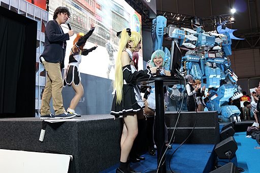 画像ギャラリー No.008のサムネイル画像 / ［TGS 2014］魅杏のピュアなプレイで怪獣を撃退。「地球防衛軍×劇団ドリームクラブ ホストガール（or代表）スペシャルLIVEオンステージ」をレポート