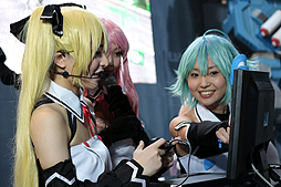 画像ギャラリー No.009のサムネイル画像 / ［TGS 2014］魅杏のピュアなプレイで怪獣を撃退。「地球防衛軍×劇団ドリームクラブ ホストガール（or代表）スペシャルLIVEオンステージ」をレポート