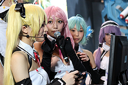 画像ギャラリー No.010のサムネイル画像 / ［TGS 2014］魅杏のピュアなプレイで怪獣を撃退。「地球防衛軍×劇団ドリームクラブ ホストガール（or代表）スペシャルLIVEオンステージ」をレポート