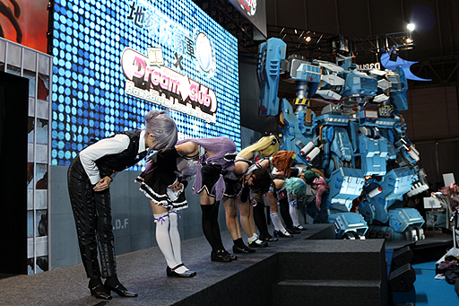 画像ギャラリー No.011のサムネイル画像 / ［TGS 2014］魅杏のピュアなプレイで怪獣を撃退。「地球防衛軍×劇団ドリームクラブ ホストガール（or代表）スペシャルLIVEオンステージ」をレポート