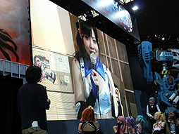 画像ギャラリー No.013のサムネイル画像 / ［TGS 2014］魅杏のピュアなプレイで怪獣を撃退。「地球防衛軍×劇団ドリームクラブ ホストガール（or代表）スペシャルLIVEオンステージ」をレポート