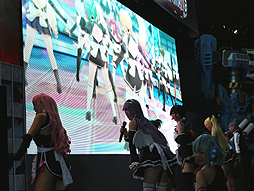 画像ギャラリー No.018のサムネイル画像 / ［TGS 2014］魅杏のピュアなプレイで怪獣を撃退。「地球防衛軍×劇団ドリームクラブ ホストガール（or代表）スペシャルLIVEオンステージ」をレポート