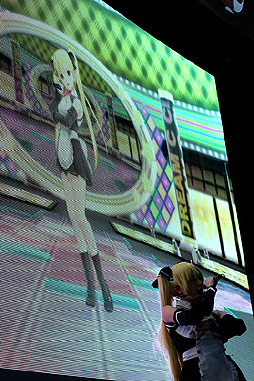 画像ギャラリー No.020のサムネイル画像 / ［TGS 2014］魅杏のピュアなプレイで怪獣を撃退。「地球防衛軍×劇団ドリームクラブ ホストガール（or代表）スペシャルLIVEオンステージ」をレポート