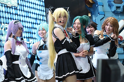 画像ギャラリー No.025のサムネイル画像 / ［TGS 2014］魅杏のピュアなプレイで怪獣を撃退。「地球防衛軍×劇団ドリームクラブ ホストガール（or代表）スペシャルLIVEオンステージ」をレポート