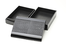 画像ギャラリー No.005のサムネイル画像 / 「究極のキャラ弁」を収めるPS3型の“お重”が完成。木工職人の技とレーザー加工で実物を再現，しかも表面は京都の職人の手による漆塗り