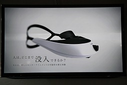 画像ギャラリー No.002のサムネイル画像 / ［TGS 2012］「.hackの世界」実現も近い？ ソニーの特製ヘッドマウントディスプレイを使った仮想現実実験にサイバーコネクトツー松山氏驚く