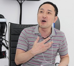 画像ギャラリー No.030のサムネイル画像 / ［TGS 2012］「.hackの世界」実現も近い？ ソニーの特製ヘッドマウントディスプレイを使った仮想現実実験にサイバーコネクトツー松山氏驚く