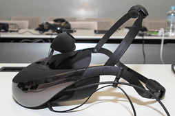 画像ギャラリー No.020のサムネイル画像 / ソニーの有機ELパネル採用ヘッドマウントディスプレイ最新作「HMZ-T3」発表。第3世代モデルで何が変わったのか,さっそく触って確かめてみた