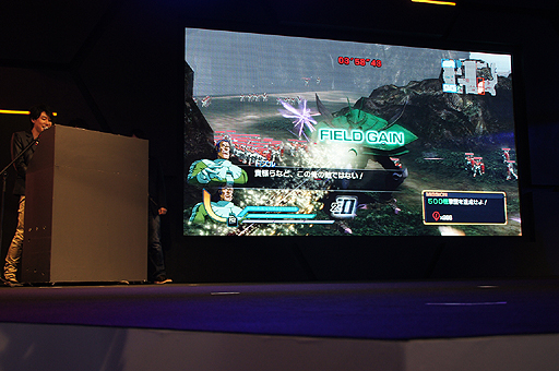 画像ギャラリー No.005のサムネイル画像 / ［TGS 2013］「真・ガンダム無双」とPSVita版「ガンダムブレイカー」で，声優の鈴村健一さん＆中村悠一さんが実機プレイを披露