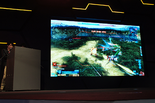 画像ギャラリー No.014のサムネイル画像 / ［TGS 2013］「真・ガンダム無双」とPSVita版「ガンダムブレイカー」で，声優の鈴村健一さん＆中村悠一さんが実機プレイを披露