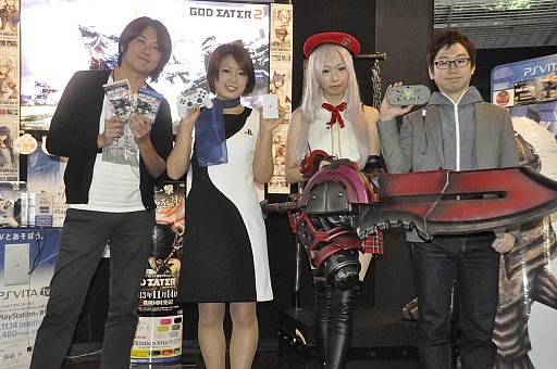 画像ギャラリー No.012のサムネイル画像 / PS Vita TVと「GOD EATER 2」の合同発売記念イベントをレポート。いきなりの出荷本数50万本突破にGE2開発陣が笑顔を見せた