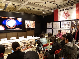 画像ギャラリー No.001のサムネイル画像 / 阿佐ヶ谷アニメストリートに「GOD EATERビジュアルギャラリー」オープン。「GOD EATER 2」のアップデート情報満載のトークイベントの模様をお届け