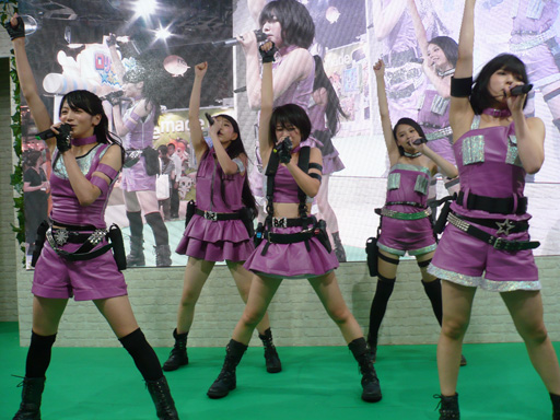 画像ギャラリー No.001のサムネイル画像 / ［TGS 2012］WeMadeブースにCDデビュー直前の「ベイビーレイズ」が乗り込んだ。22日にも同ブースでライブステージを予定