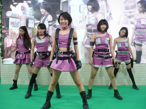 画像ギャラリー No.002のサムネイル画像 / ［TGS 2012］WeMadeブースにCDデビュー直前の「ベイビーレイズ」が乗り込んだ。22日にも同ブースでライブステージを予定