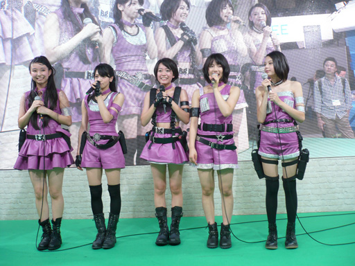 画像ギャラリー No.003のサムネイル画像 / ［TGS 2012］WeMadeブースにCDデビュー直前の「ベイビーレイズ」が乗り込んだ。22日にも同ブースでライブステージを予定