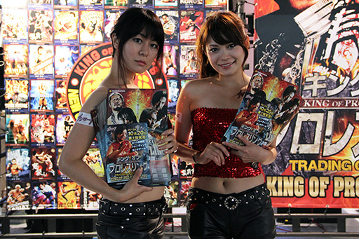 画像ギャラリー No.002のサムネイル画像 / ［TGS 2012］「ブシロード」が今後展開するタイトルの数々を紹介。ブースにはリングが設置され，新日本プロレスの選手達による試合を連日開催 