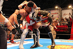 画像ギャラリー No.005のサムネイル画像 / ［TGS 2012］「ブシロード」が今後展開するタイトルの数々を紹介。ブースにはリングが設置され，新日本プロレスの選手達による試合を連日開催 