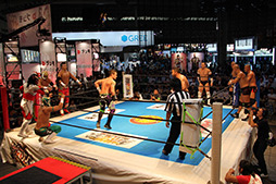 画像ギャラリー No.006のサムネイル画像 / ［TGS 2012］「ブシロード」が今後展開するタイトルの数々を紹介。ブースにはリングが設置され，新日本プロレスの選手達による試合を連日開催 
