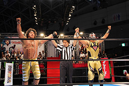 画像ギャラリー No.008のサムネイル画像 / ［TGS 2012］「ブシロード」が今後展開するタイトルの数々を紹介。ブースにはリングが設置され，新日本プロレスの選手達による試合を連日開催 