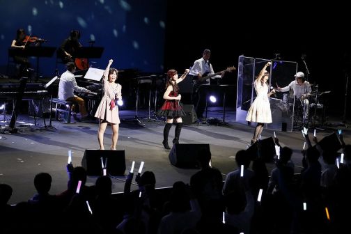 画像ギャラリー No.001のサムネイル画像 / 生バンドの演奏と共に響き渡った「届かない恋」。ピアノ独奏による名曲も再現された「WHITE ALBUM2 CONCERT」レポート