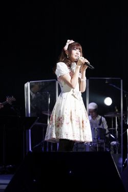 画像ギャラリー No.007のサムネイル画像 / 生バンドの演奏と共に響き渡った「届かない恋」。ピアノ独奏による名曲も再現された「WHITE ALBUM2 CONCERT」レポート